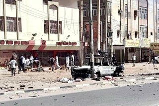 Ceux qui ne peuvent pas quitter Khartoum, ville de plus de cinq millions d'habitants, tentent de survivre privés d'eau et d'électricité, soumis aux pénuries de nourriture et aux coupures téléphoniques et d'internet.